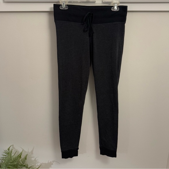 Victoria's Secret Black PINK YOGA Leggings with PINK Detail - Picture 2 of 3